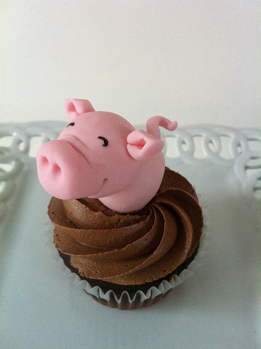 pink pig cupcake.jpg