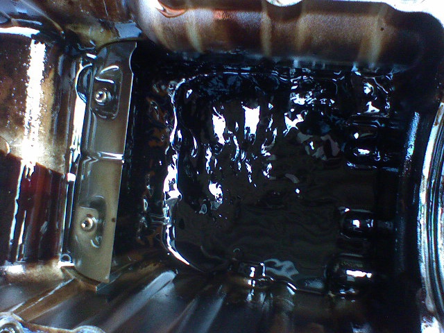 Depunerea de ulei ars care a fost creata pe peretii interiori ai baii de ulei,intrucat motorul a fost demontat pentru segmentare.JPG
