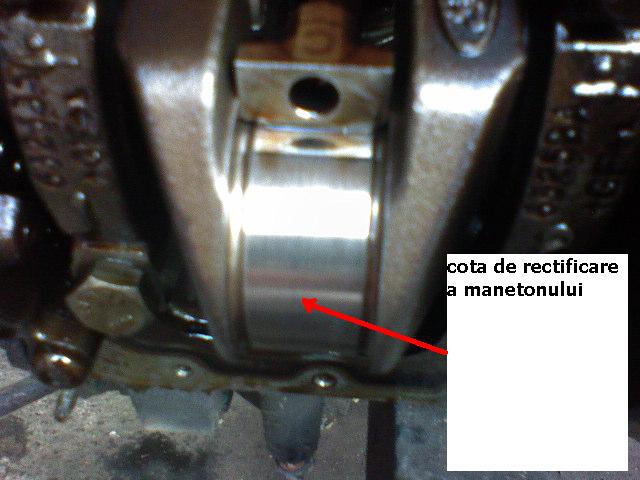 O biela cu capacul demontat si astfel se poate observa ce frumos a lucrat cuzinetul,de unde deducem ca ungerea motorului este corecta.JPG