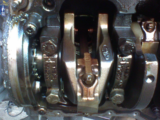 Partea inferioara a motorului,unde se poate observa vilbrochenul impreuna cu o biela..JPG