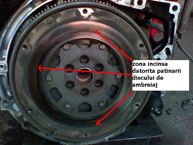 Sageata indica zona invinetita din cauza incinderii discului de ambreiaj.JPG